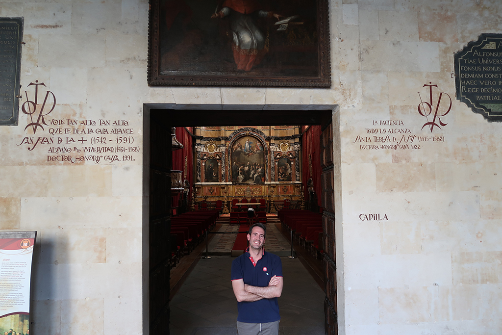 miguel-garcia-restaurador-y-pintor-de-vitores-en-la-universidad-de-salamanca.-4 (1)